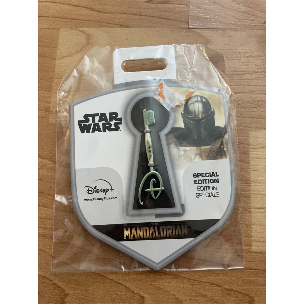 NEW Disney Store Star Wars Mandalorian The Child Grogu Special Edition Key Pin